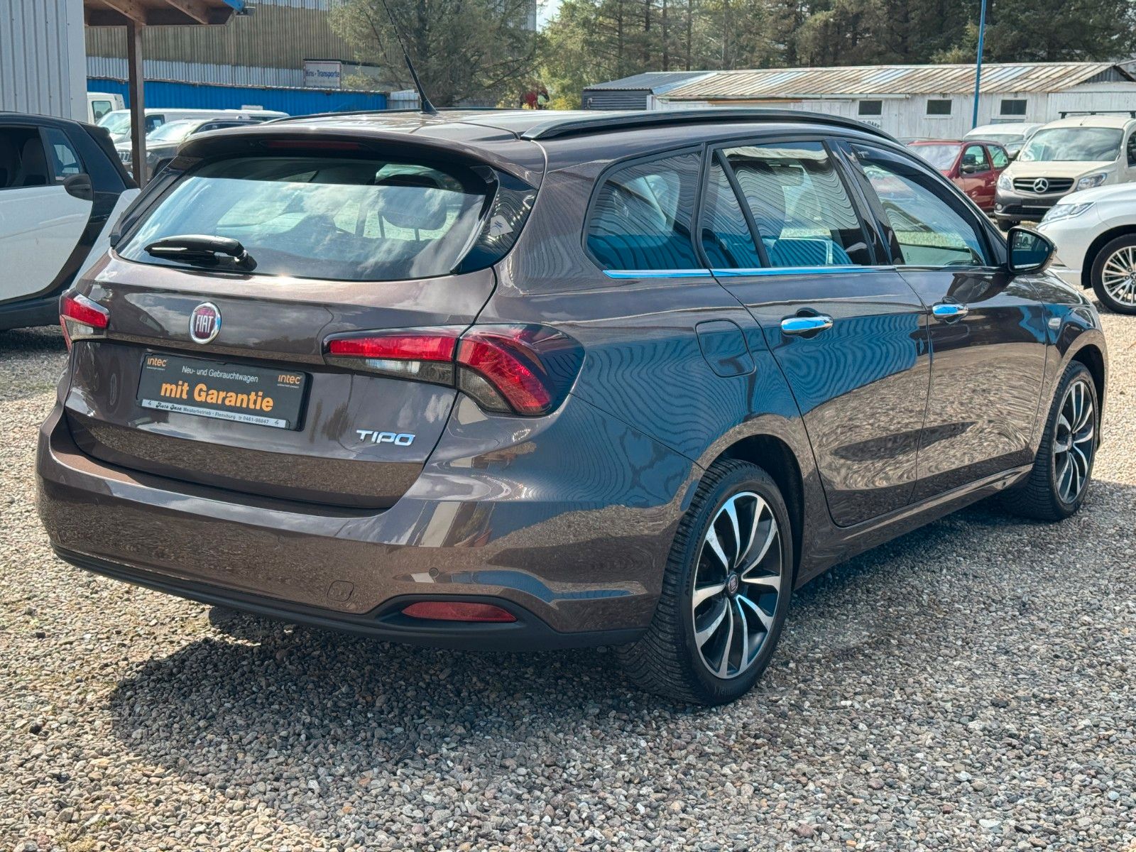 Fahrzeugabbildung Fiat Tipo**Lounge**Navi**Tempo**SHZ**