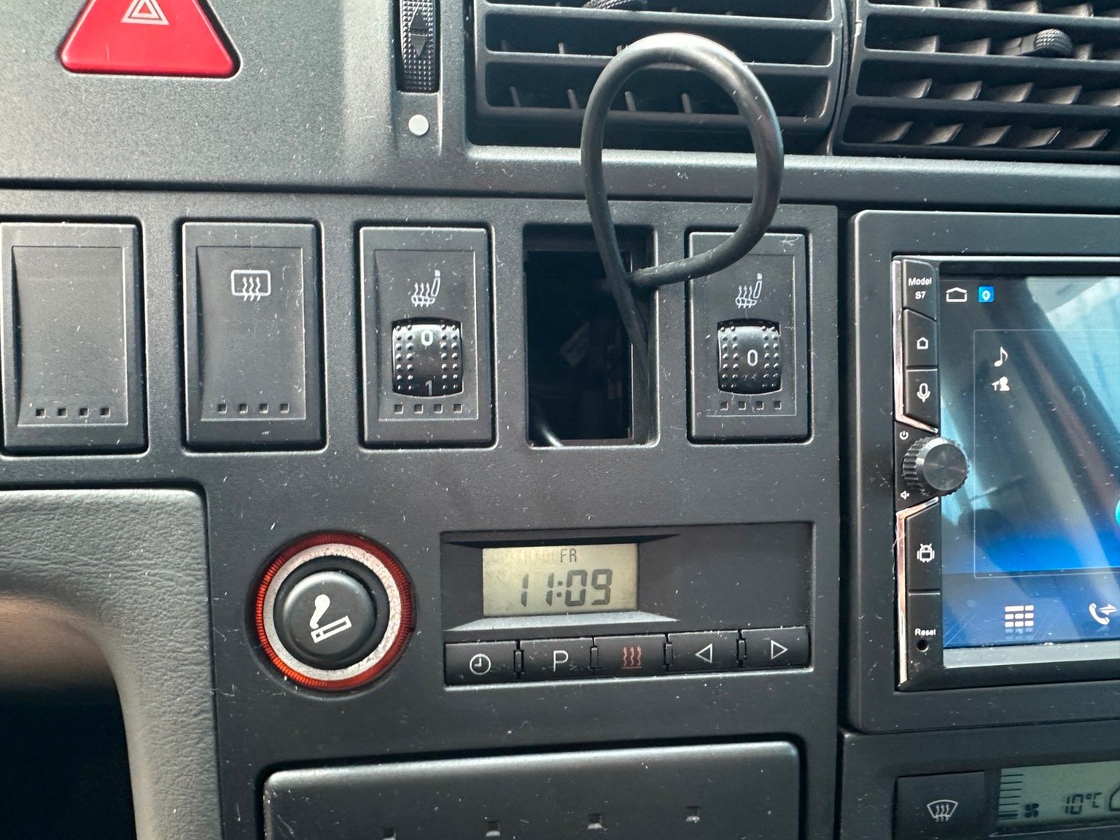 Fahrzeugabbildung Volkswagen T4 Caravelle 2,5-l-Diesel TDI*Sithzng*AHK*Klima*