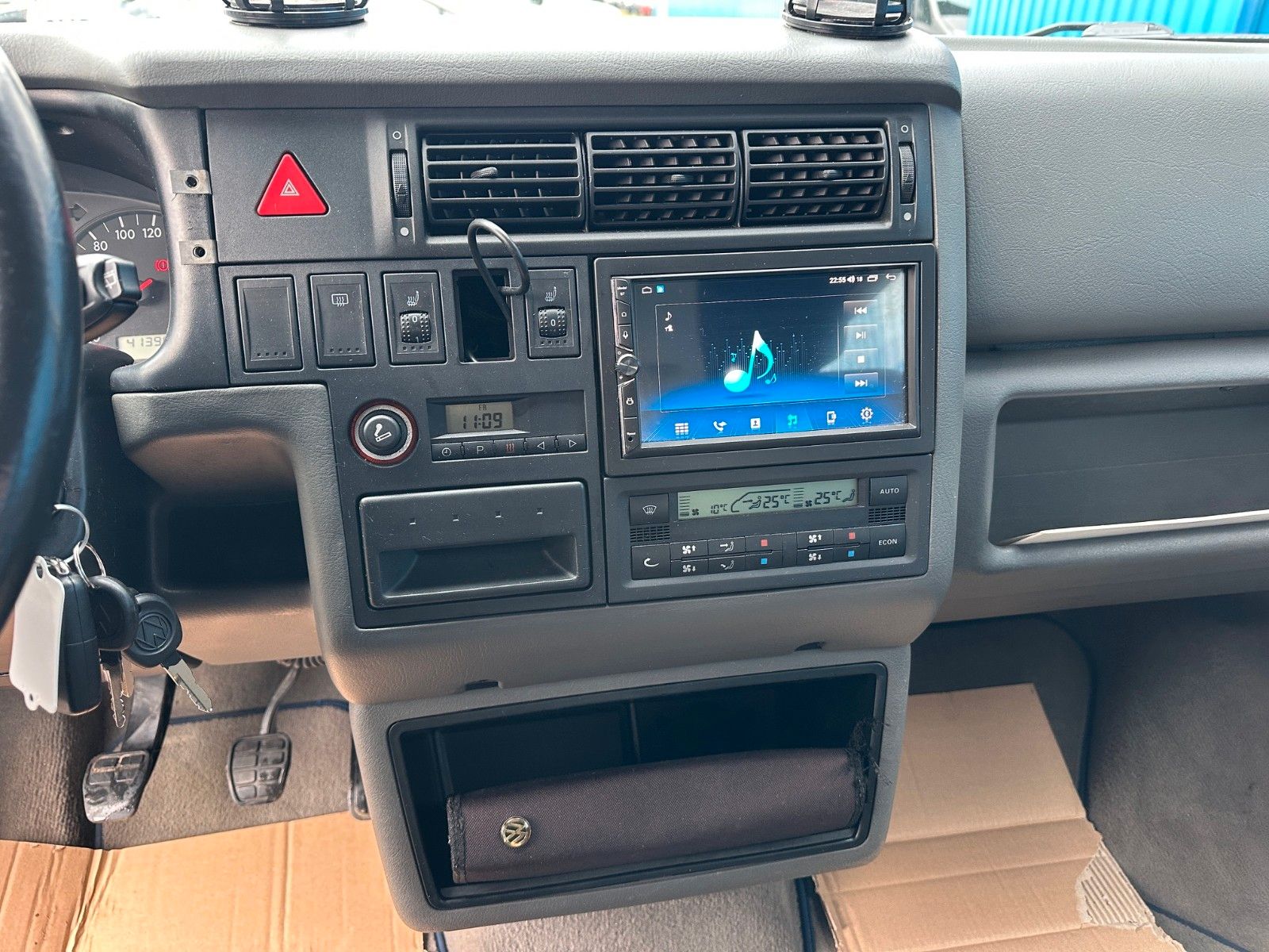 Fahrzeugabbildung Volkswagen T4 Caravelle 2,5-l-Diesel TDI*Sithzng*AHK*Klima*