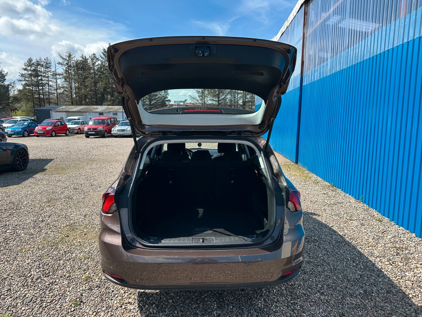 Fahrzeugabbildung Fiat Tipo**Lounge**Navi**Tempo**SHZ**