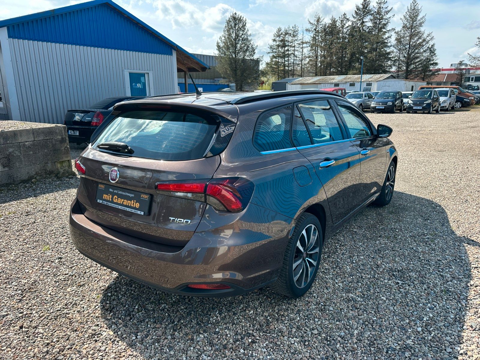 Fahrzeugabbildung Fiat Tipo**Lounge**Navi**Tempo**SHZ**