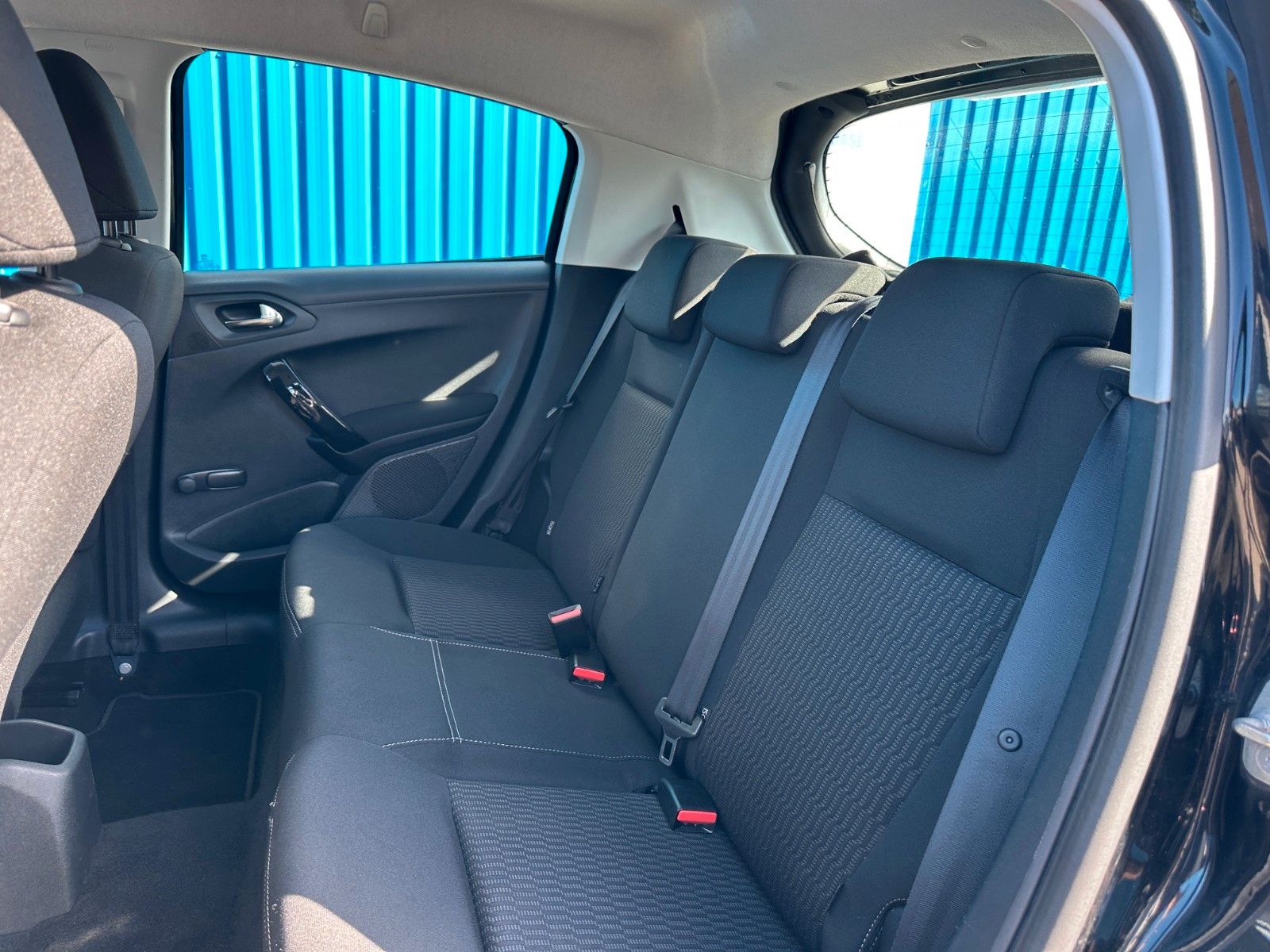 Fahrzeugabbildung Peugeot 208**Active**AHK**SHZ**Klima**Tempomat**