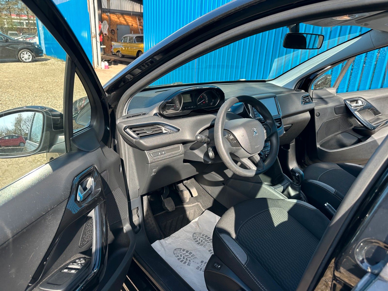 Fahrzeugabbildung Peugeot 208**Active**AHK**SHZ**Klima**Tempomat**