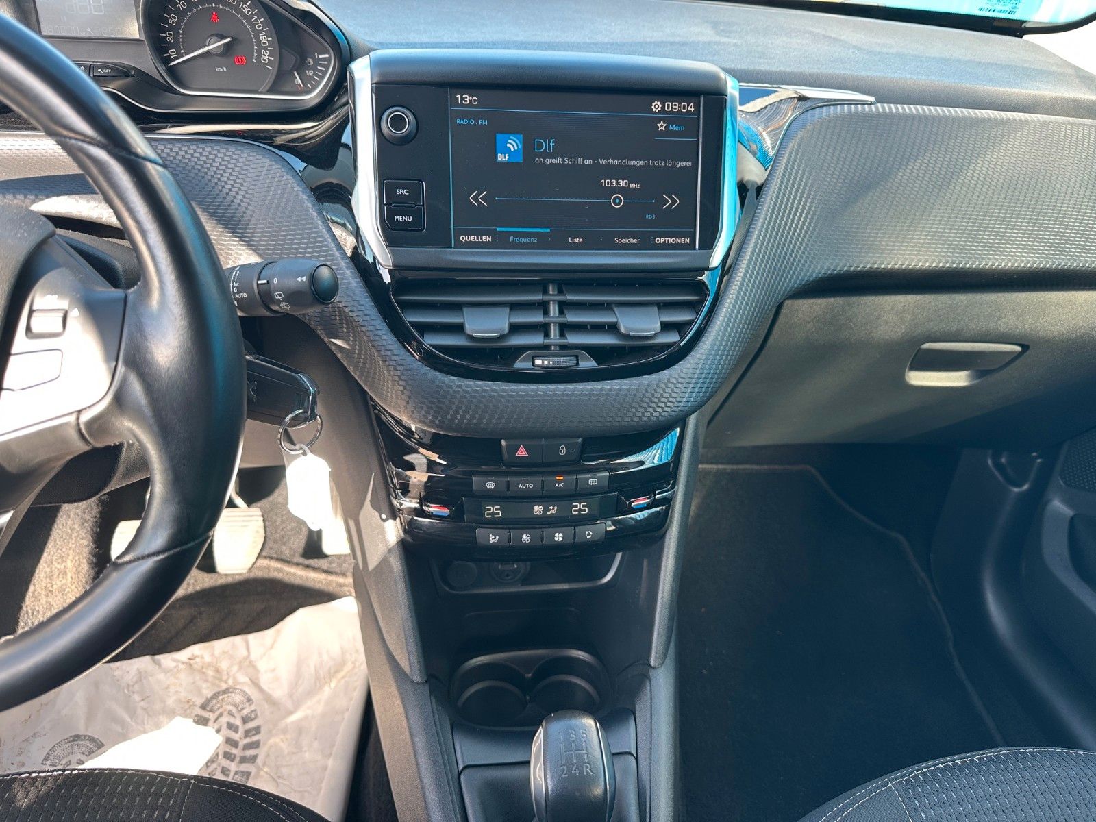 Fahrzeugabbildung Peugeot 208 BlueHDi 100 Allure**1.Hand*Panorama*Kamera**