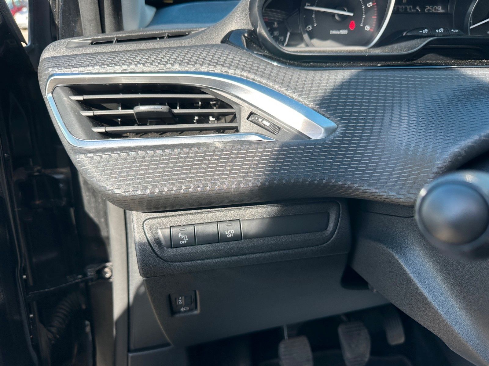Fahrzeugabbildung Peugeot 208 BlueHDi 100 Allure**1.Hand*Panorama*Kamera**