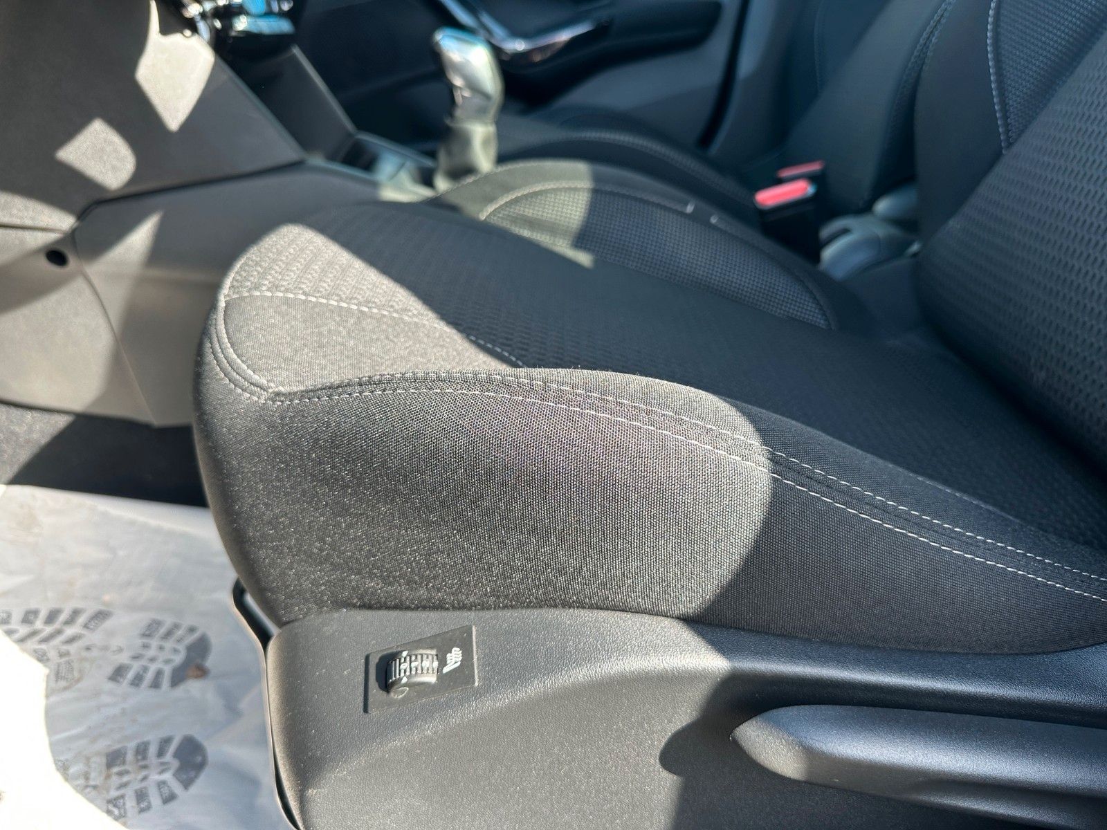 Fahrzeugabbildung Peugeot 208 BlueHDi 100 Allure**1.Hand*Panorama*Kamera**