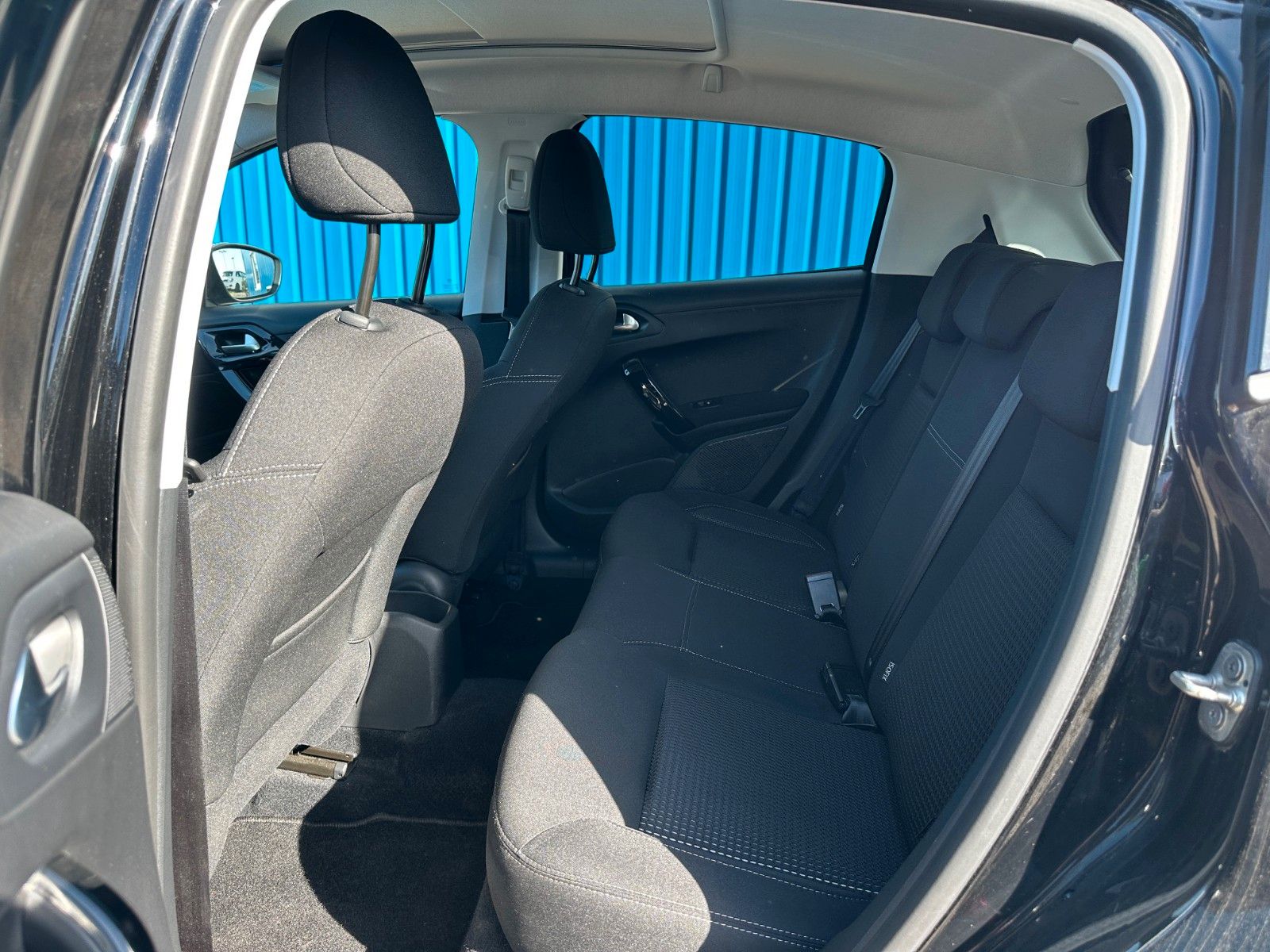 Fahrzeugabbildung Peugeot 208 BlueHDi 100 Allure**1.Hand*Panorama*Kamera**