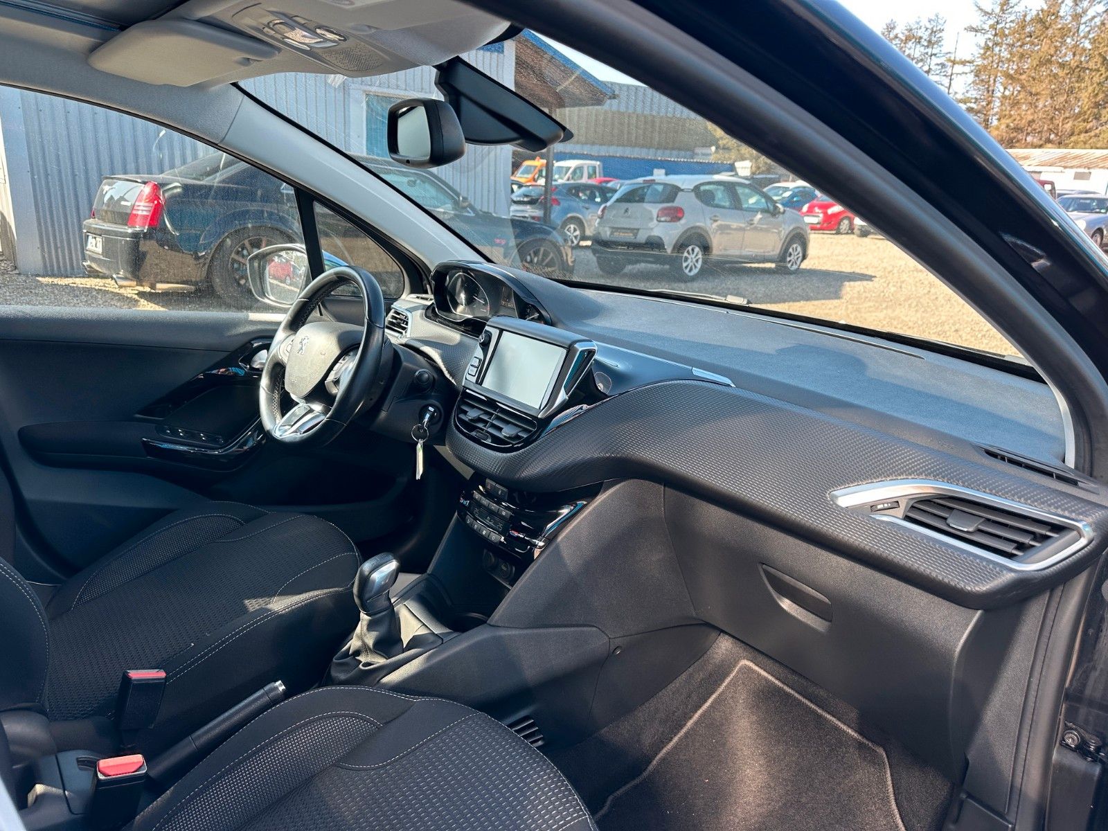 Fahrzeugabbildung Peugeot 208 BlueHDi 100 Allure**1.Hand*Panorama*Kamera**