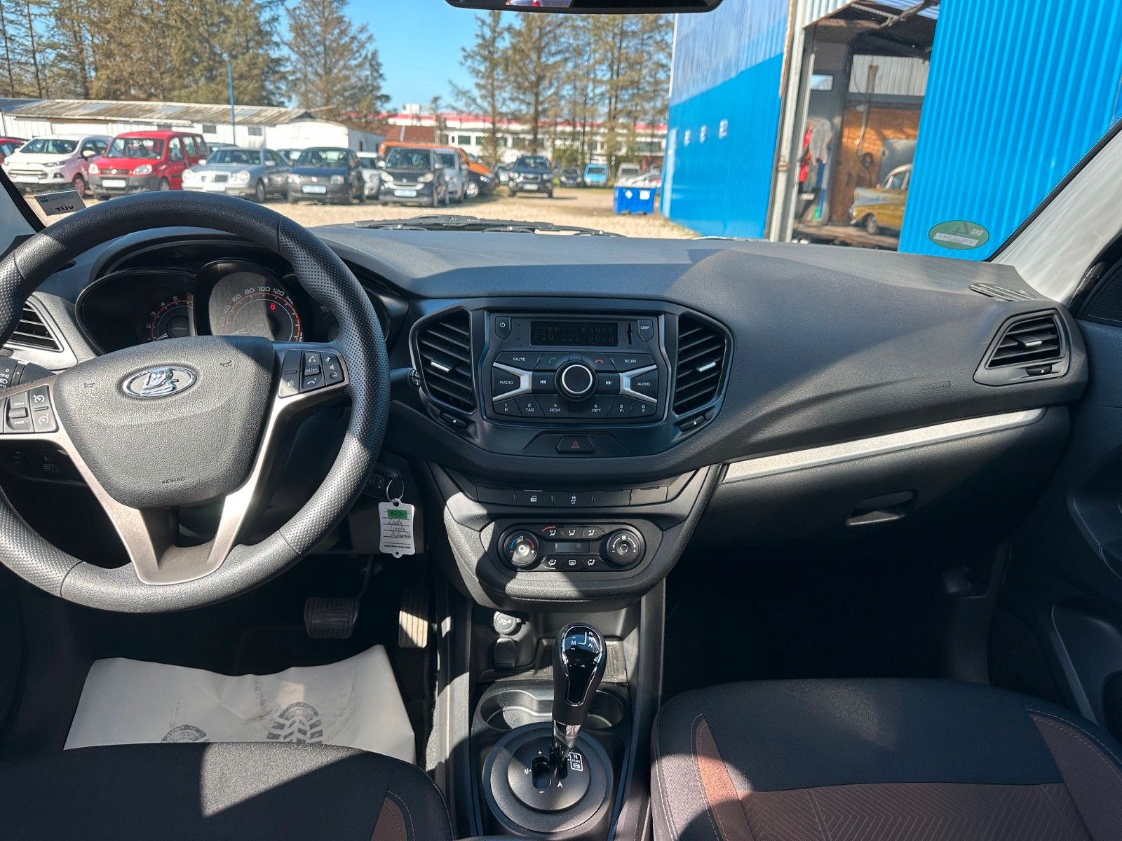 Fahrzeugabbildung Lada Vesta**Automatik**SHZ**Klima**PDC**Allwetter**