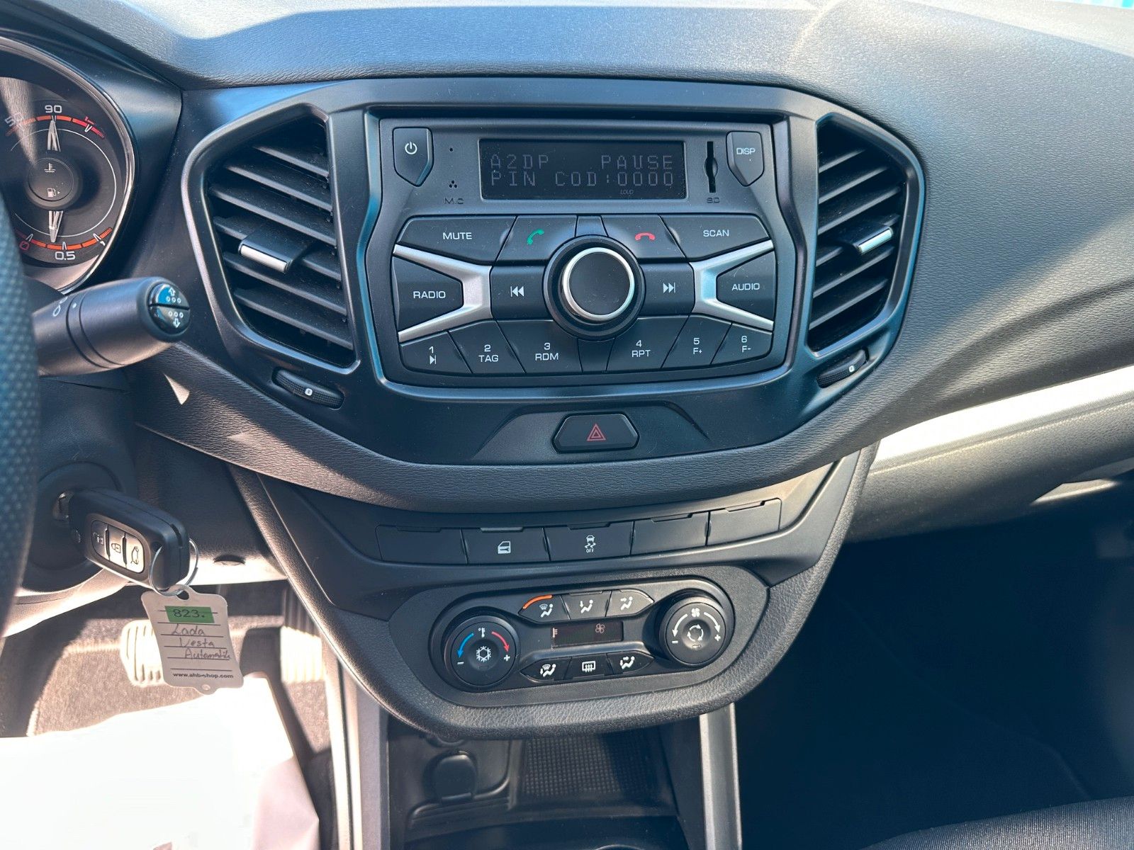 Fahrzeugabbildung Lada Vesta**Automatik**SHZ**Klima**PDC**Allwetter**
