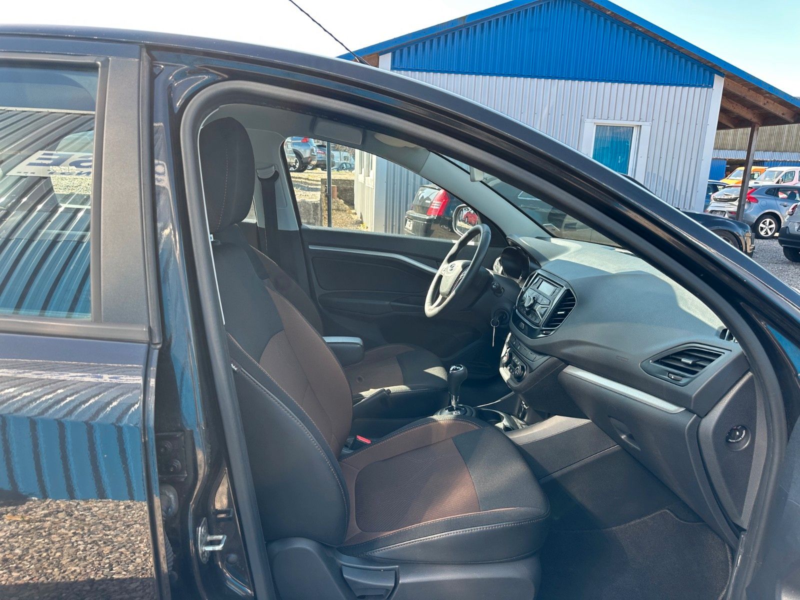 Fahrzeugabbildung Lada Vesta**Automatik**SHZ**Klima**PDC**Allwetter**