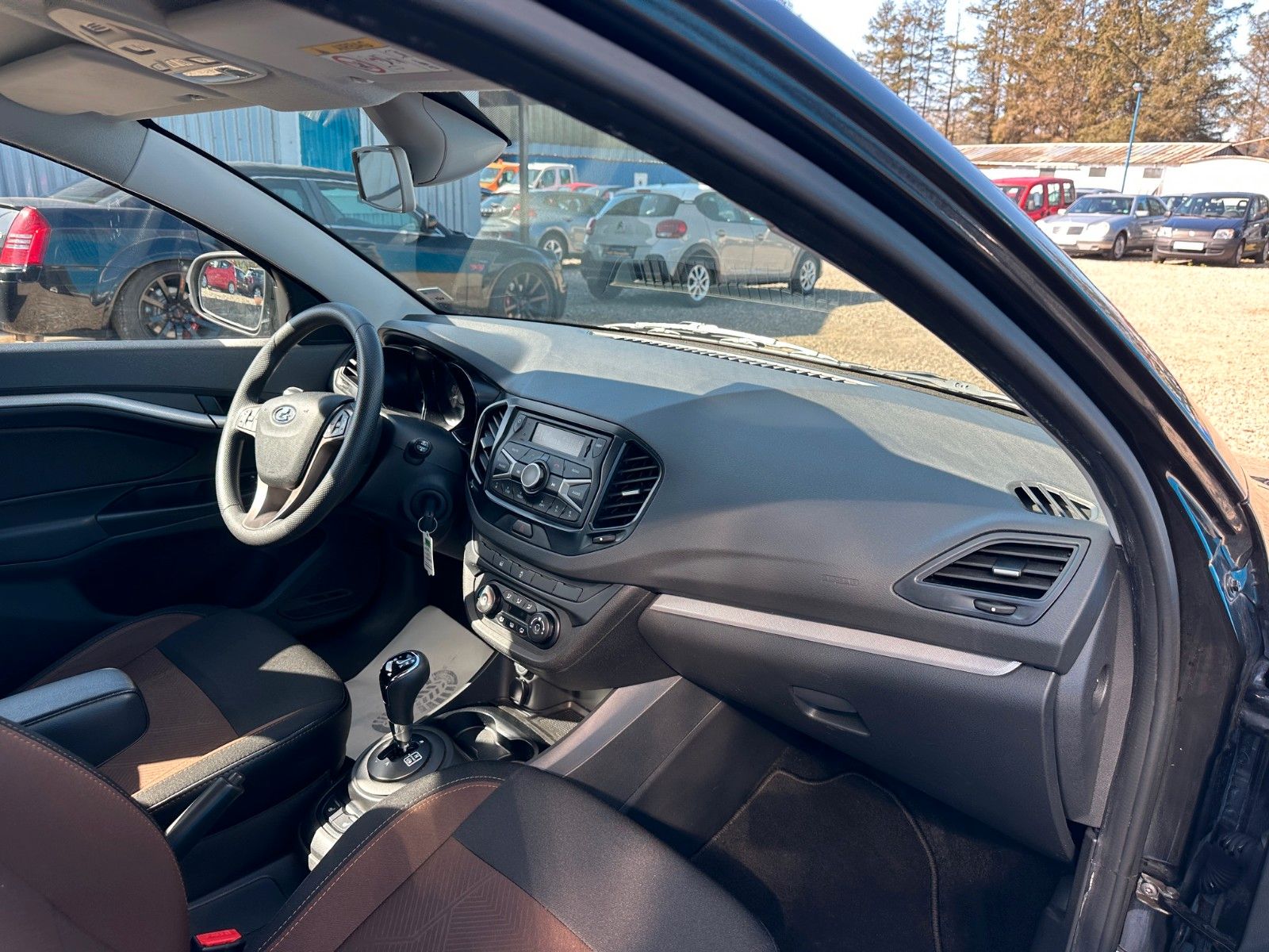 Fahrzeugabbildung Lada Vesta**Automatik**SHZ**Klima**PDC**Allwetter**