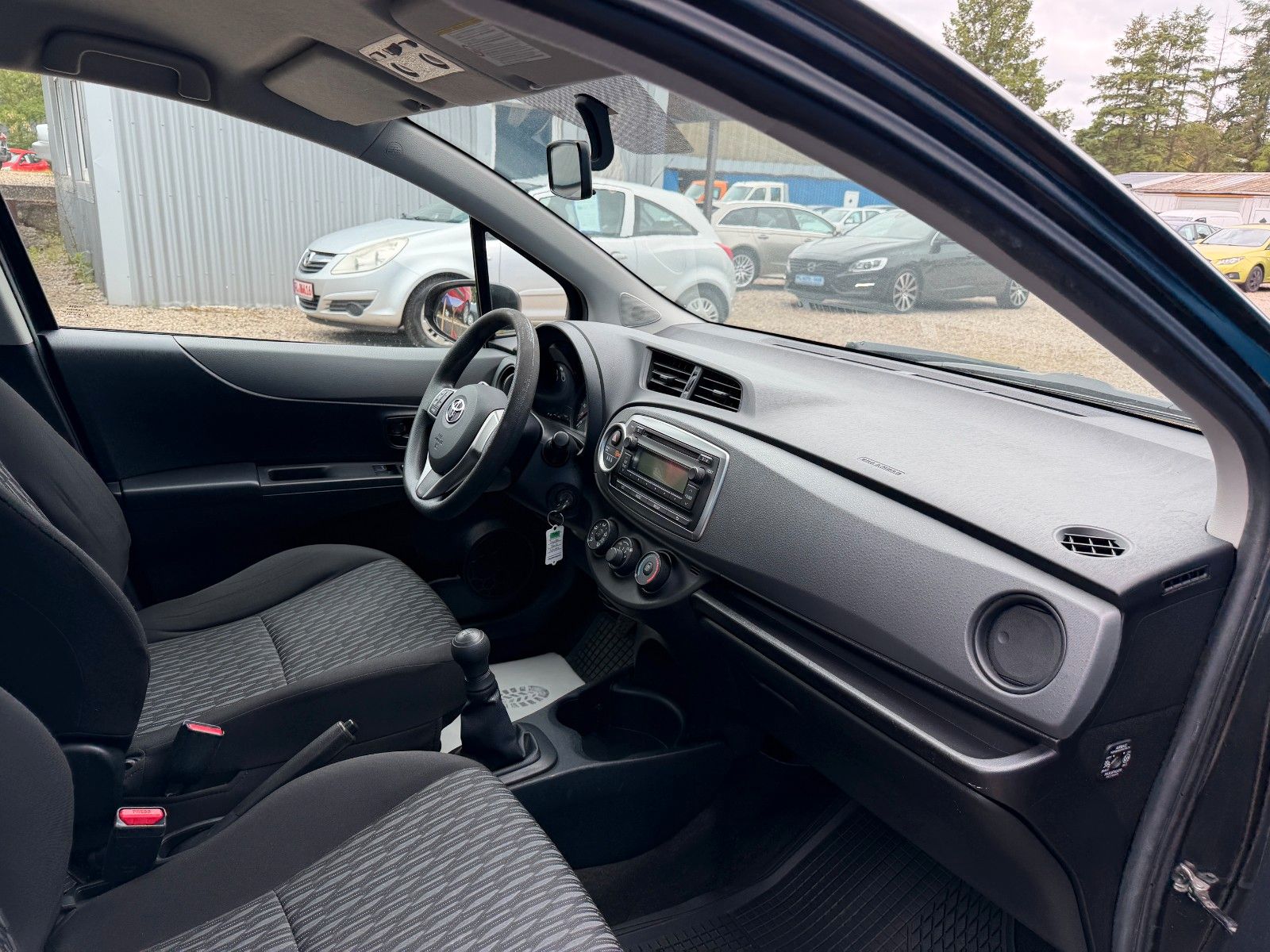 Fahrzeugabbildung Toyota Yaris**Cool**Klima**Allwetter**