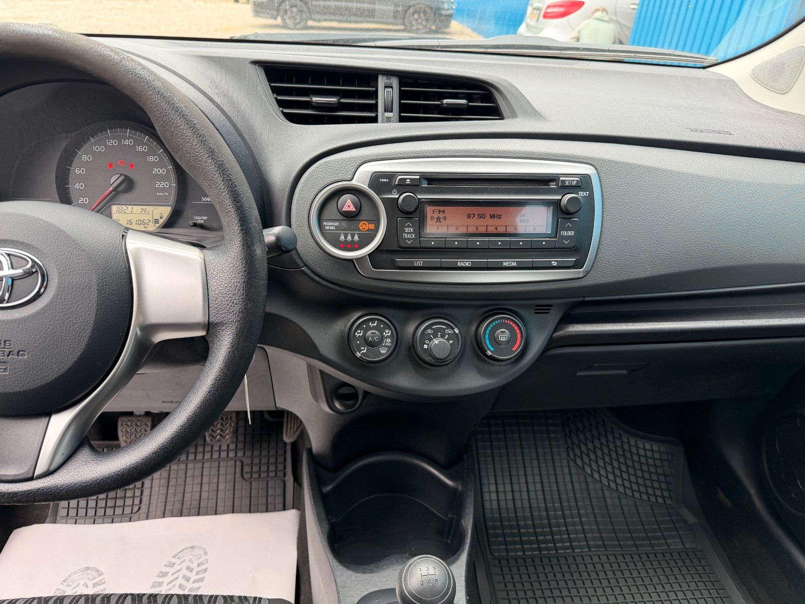 Fahrzeugabbildung Toyota Yaris**Cool**Klima**Allwetter**