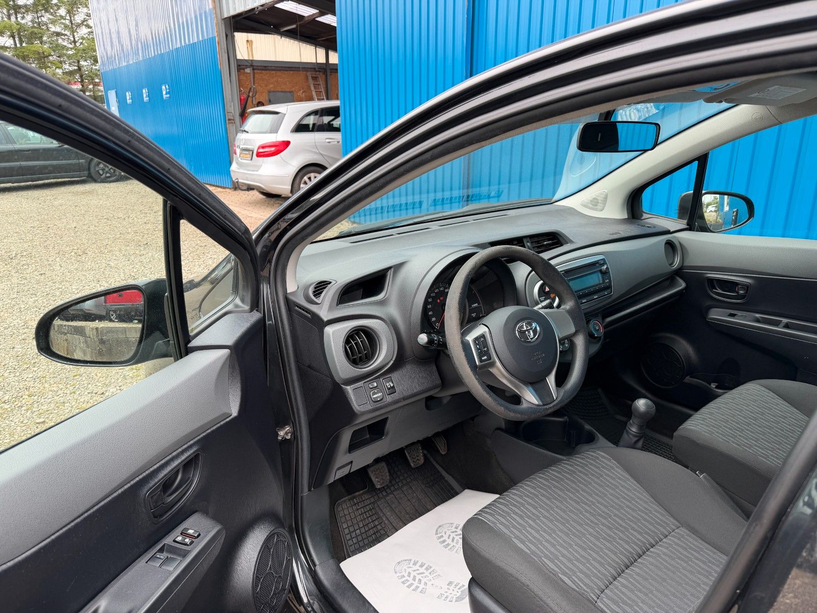 Fahrzeugabbildung Toyota Yaris**Cool**Klima**Allwetter**
