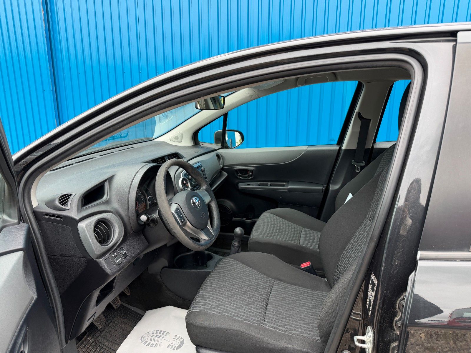 Fahrzeugabbildung Toyota Yaris**Cool**Klima**Allwetter**