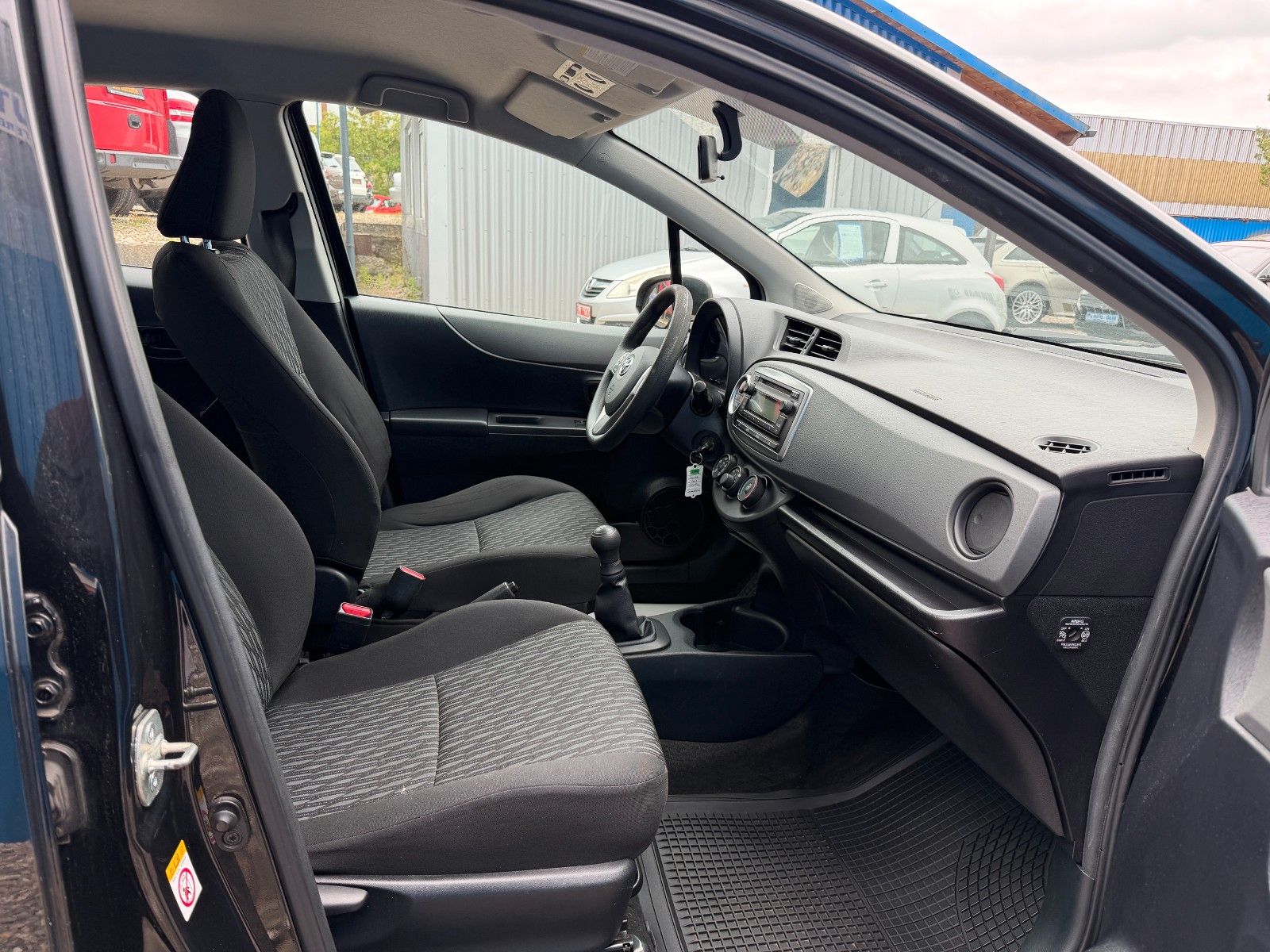 Fahrzeugabbildung Toyota Yaris**Cool**Klima**Allwetter**