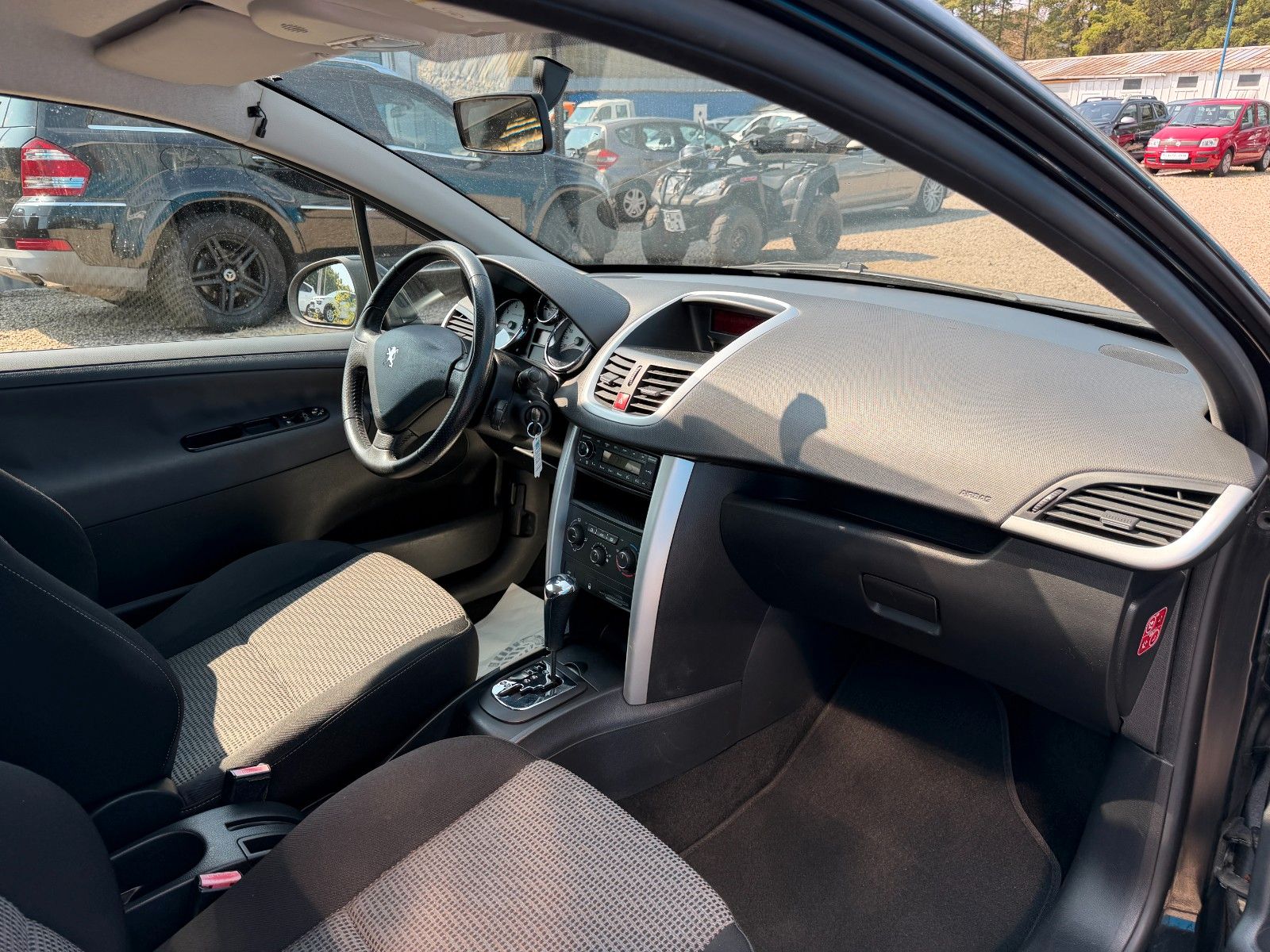 Fahrzeugabbildung Peugeot 207 Premium**Automatik*Allwetter*PDC**