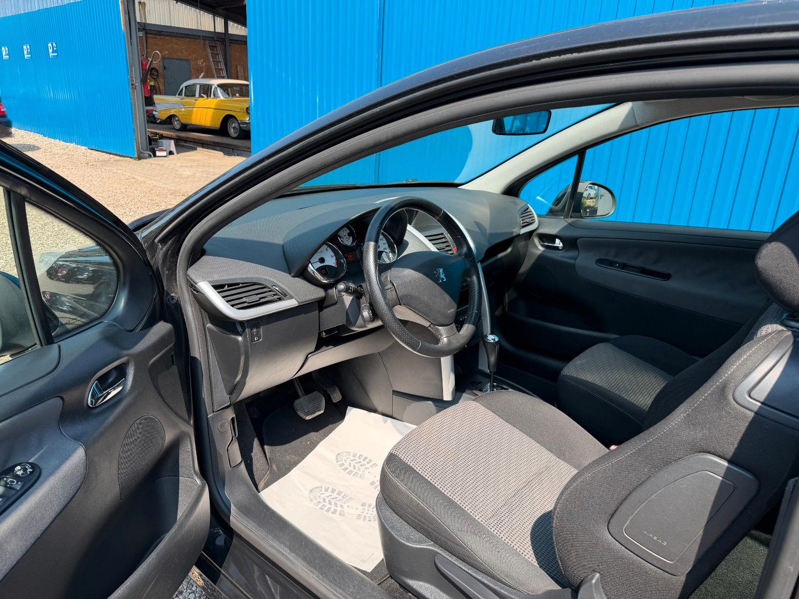Fahrzeugabbildung Peugeot 207 Premium**Automatik*Allwetter*PDC**