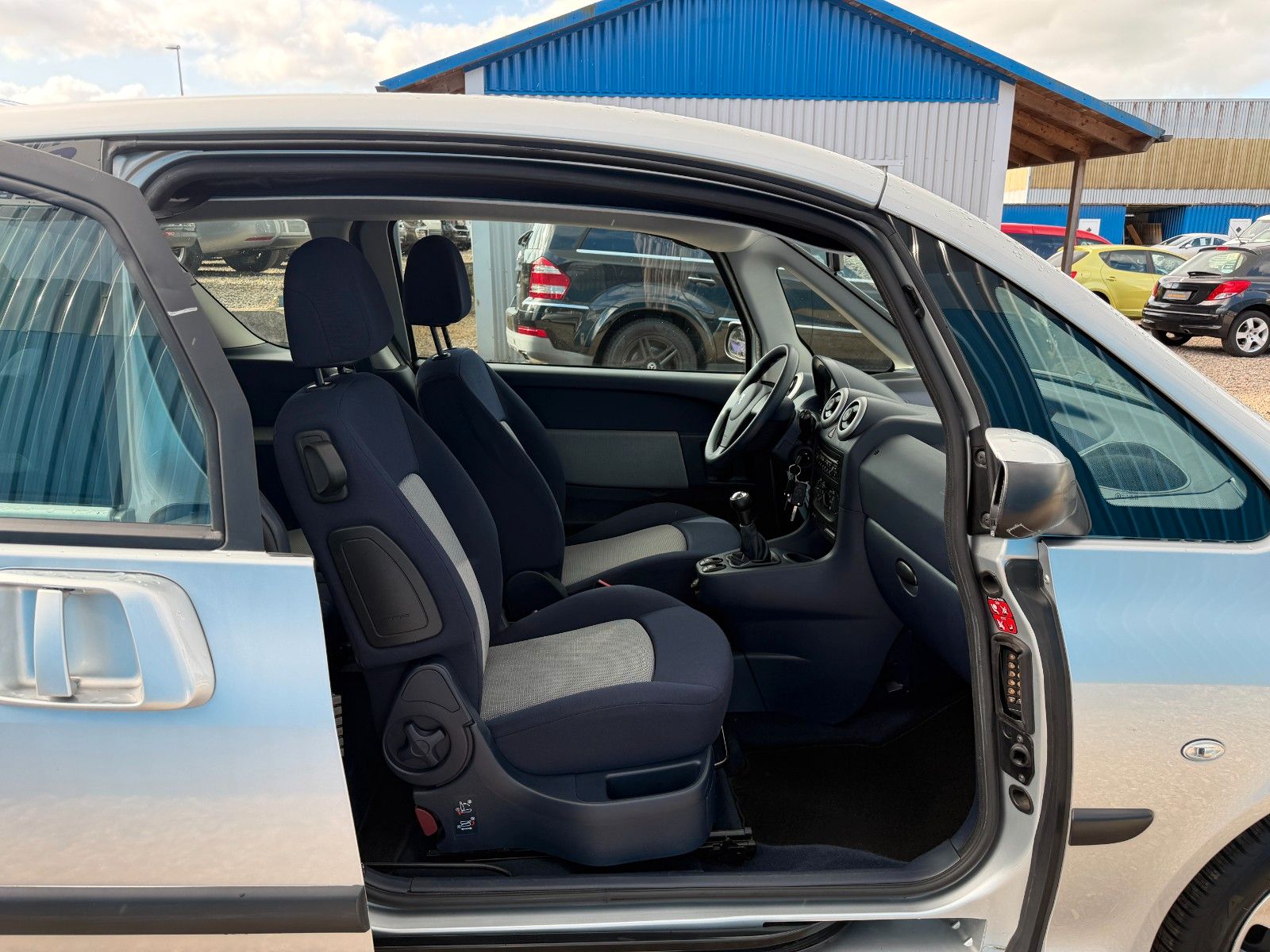 Fahrzeugabbildung Peugeot 1007 Filou**2 Schiebetüren*2.Hand*82 TKM**