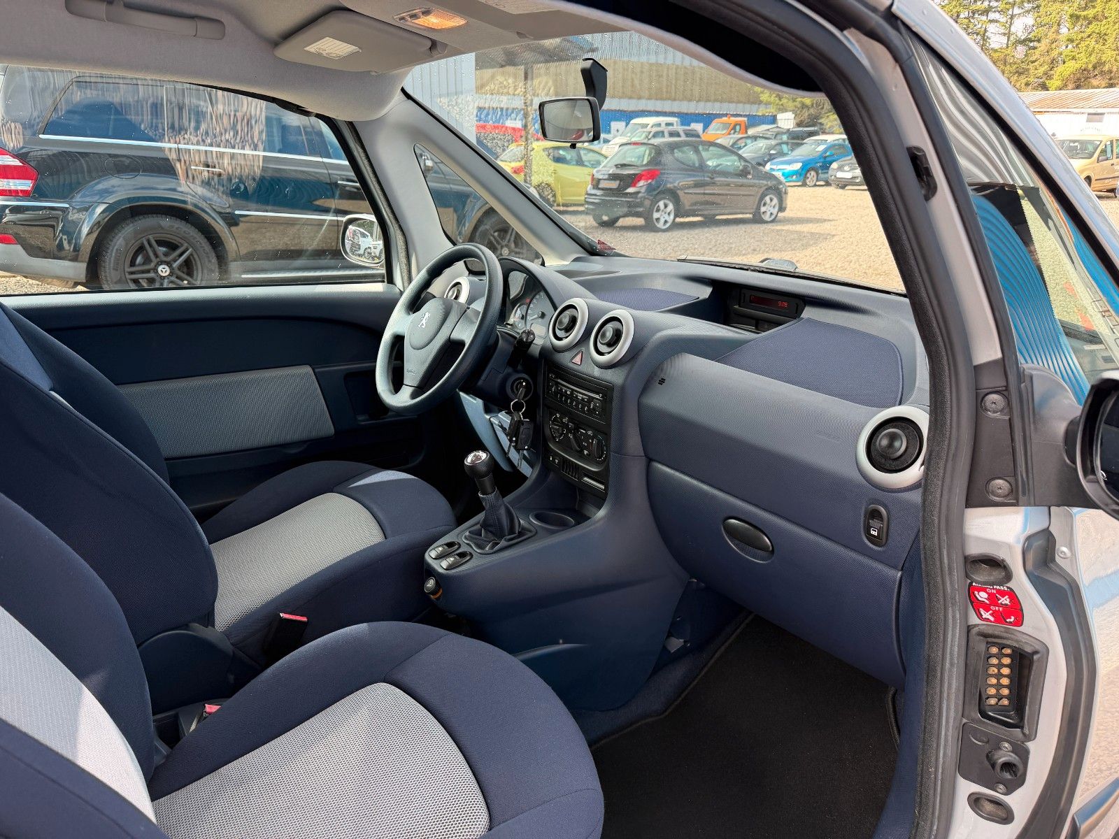 Fahrzeugabbildung Peugeot 1007 Filou**2 Schiebetüren*2.Hand*82 TKM**