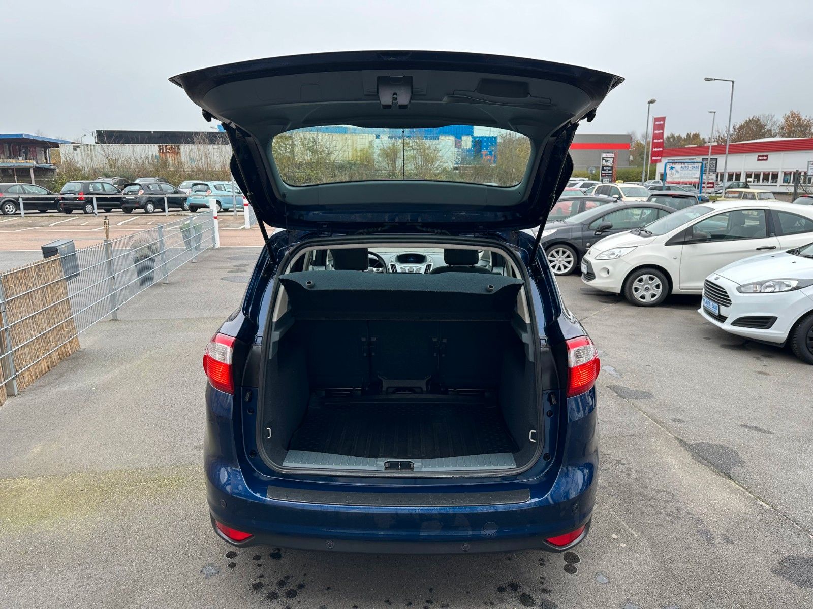 Fahrzeugabbildung Ford C-Max Champions Edition **PDC*Bluet.*SitzH.**