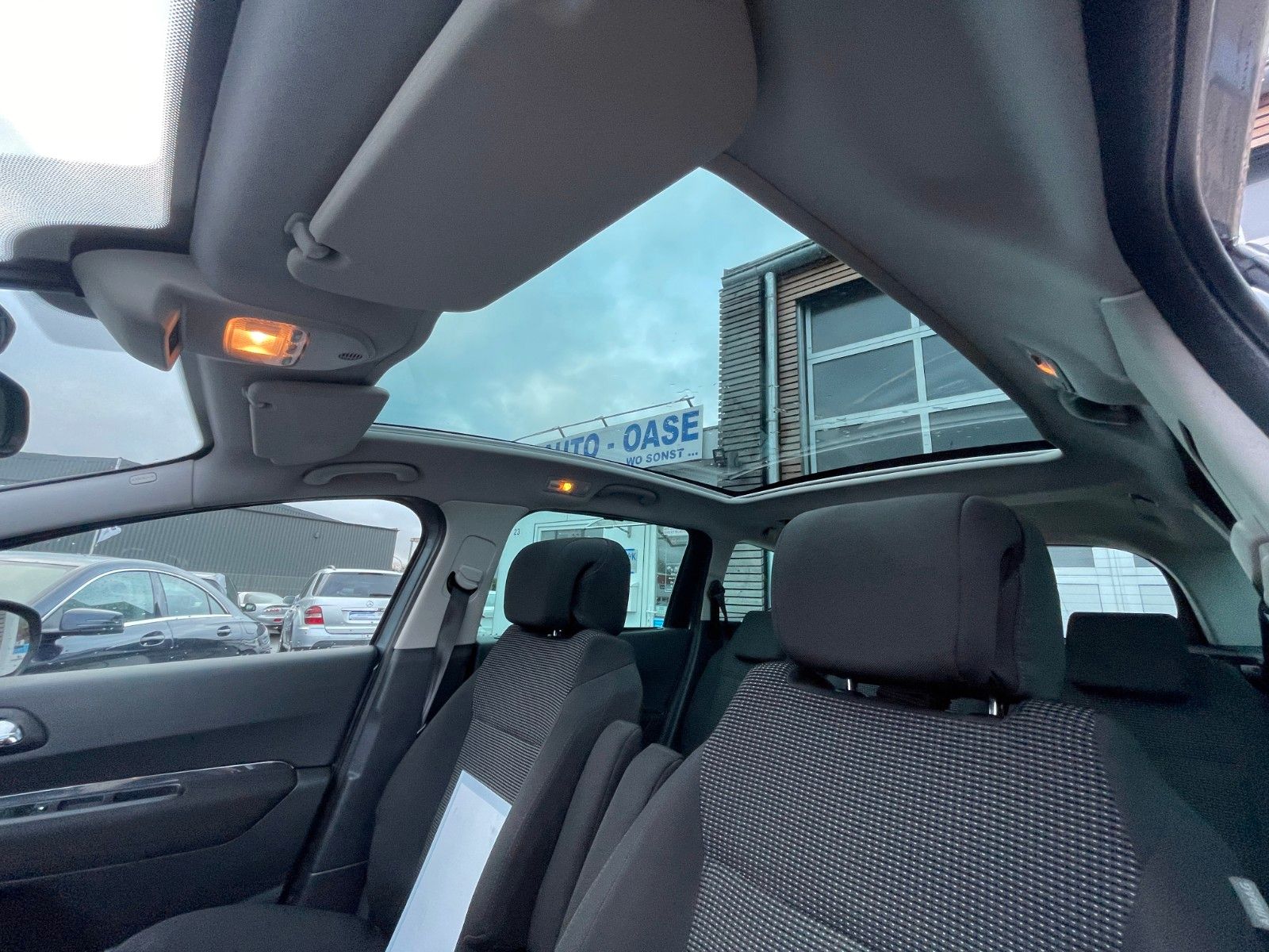 Fahrzeugabbildung Peugeot 5008 Family**Panorama*Tempomat*PDC*2.HAND**