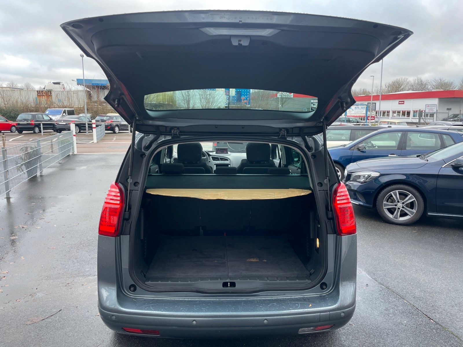 Fahrzeugabbildung Peugeot 5008 Family**Panorama*Tempomat*PDC*2.HAND**