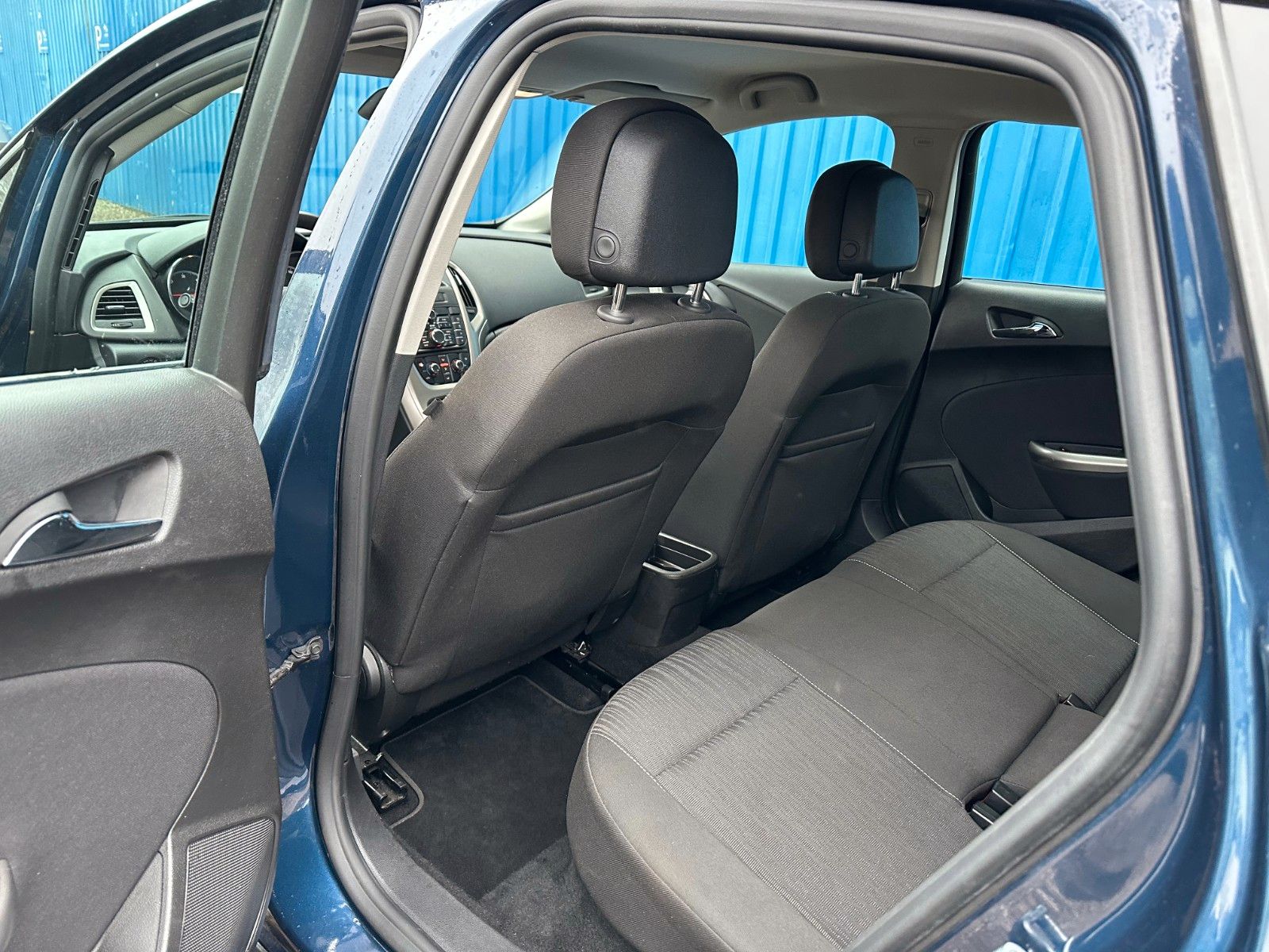 Fahrzeugabbildung Opel Astra J Lim. 5-trg. Edition**8 Fach bereift**