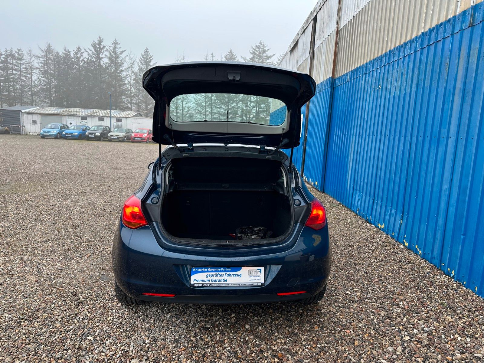 Fahrzeugabbildung Opel Astra J Lim. 5-trg. Edition**8 Fach bereift**