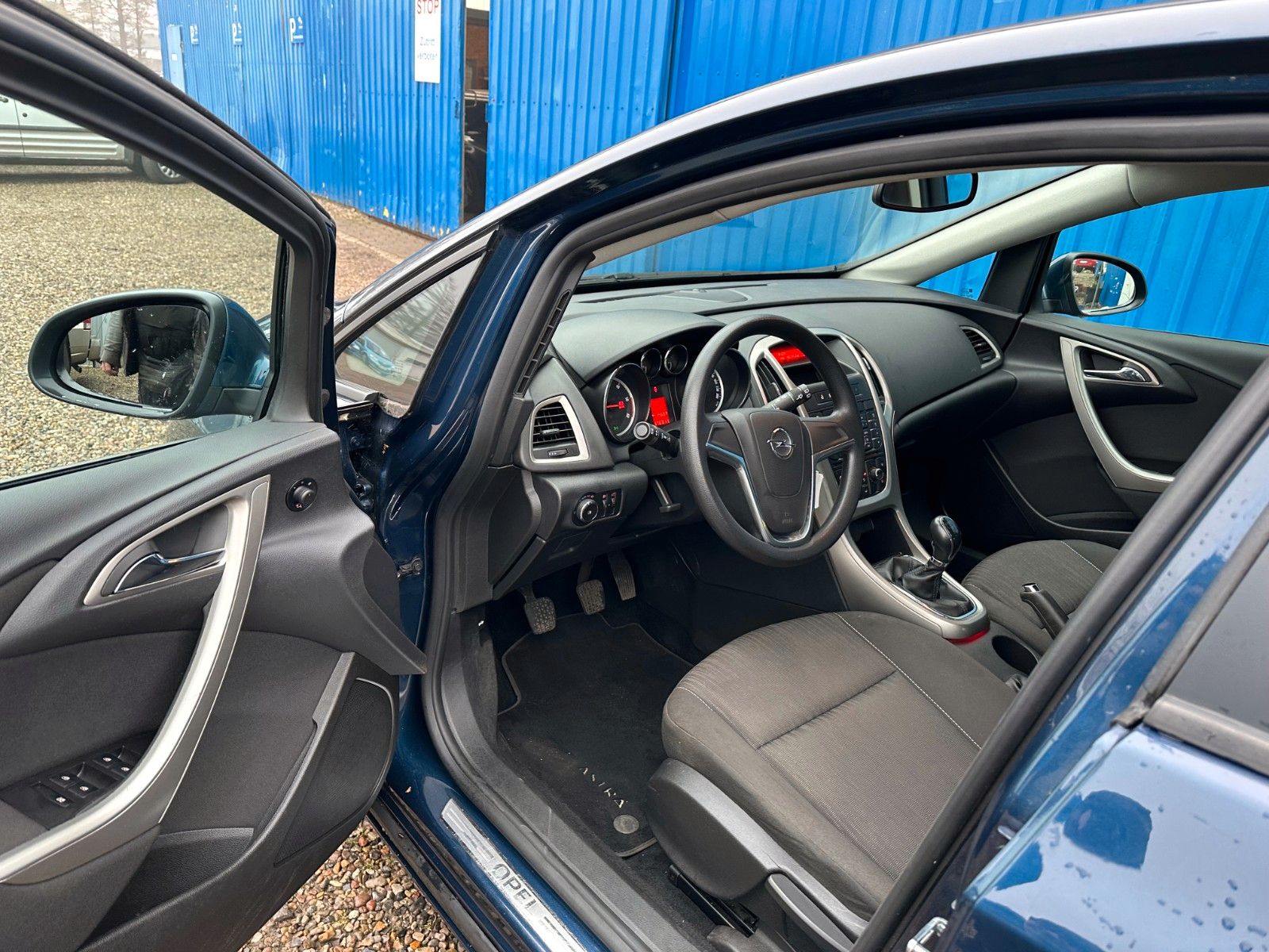 Fahrzeugabbildung Opel Astra J Lim. 5-trg. Edition**8 Fach bereift**
