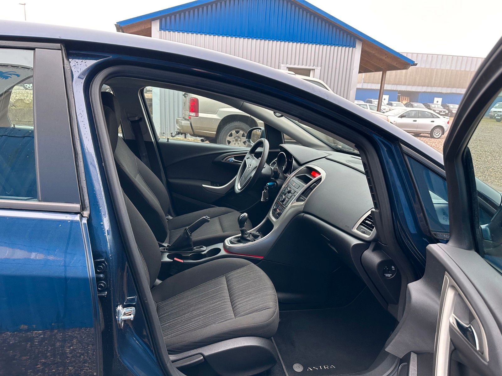 Fahrzeugabbildung Opel Astra J Lim. 5-trg. Edition**8 Fach bereift**