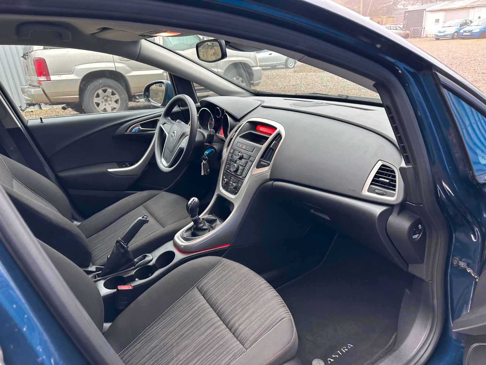Fahrzeugabbildung Opel Astra J Lim. 5-trg. Edition**8 Fach bereift**