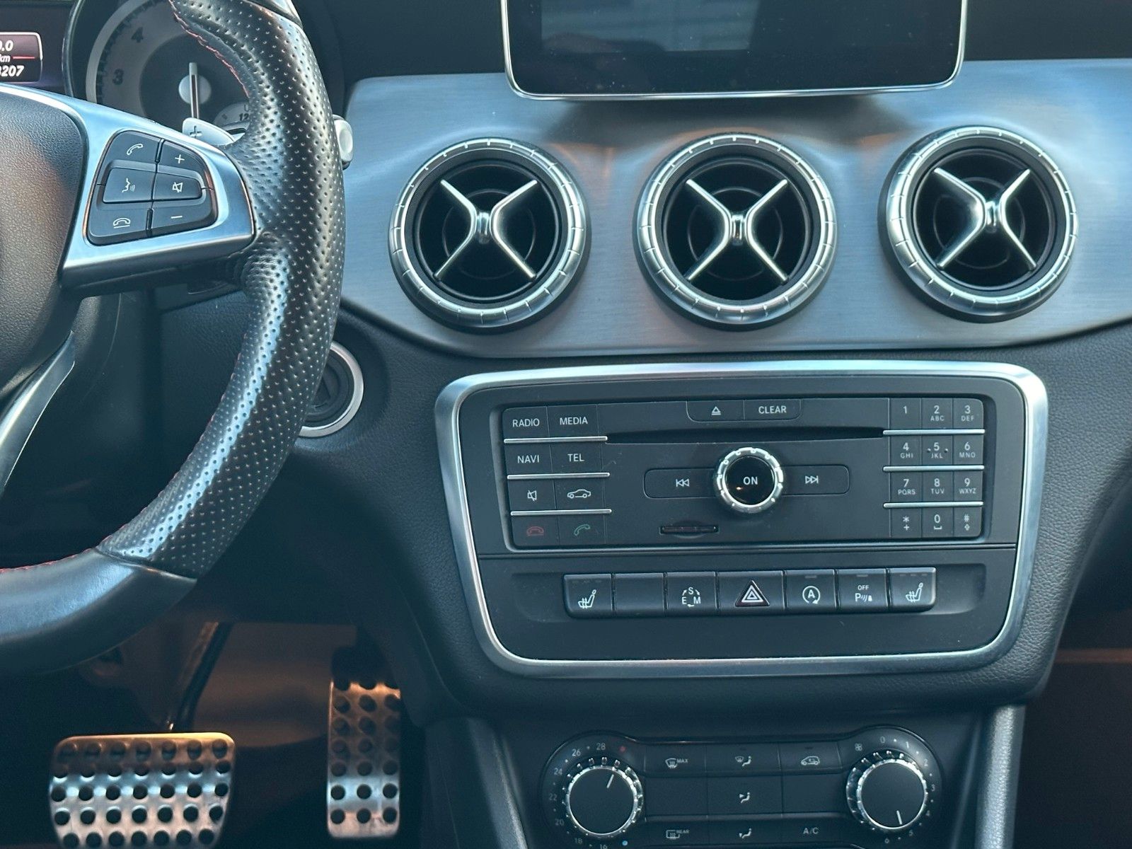 Fahrzeugabbildung Mercedes-Benz CLA 180 Shooting Brake**AMG Line*Bi-Xenon**