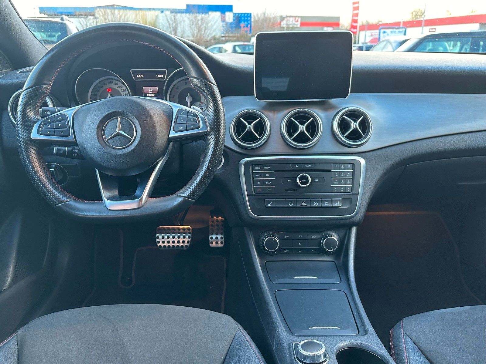 Fahrzeugabbildung Mercedes-Benz CLA 180 Shooting Brake**AMG Line*Bi-Xenon**